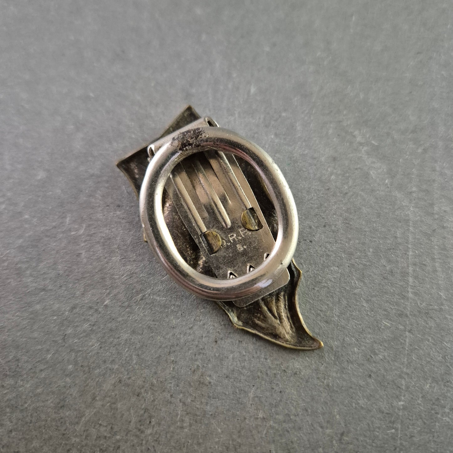 Antiker D.R.G.M. Taschenhalter – Blattförmiges Design in Messingoptik