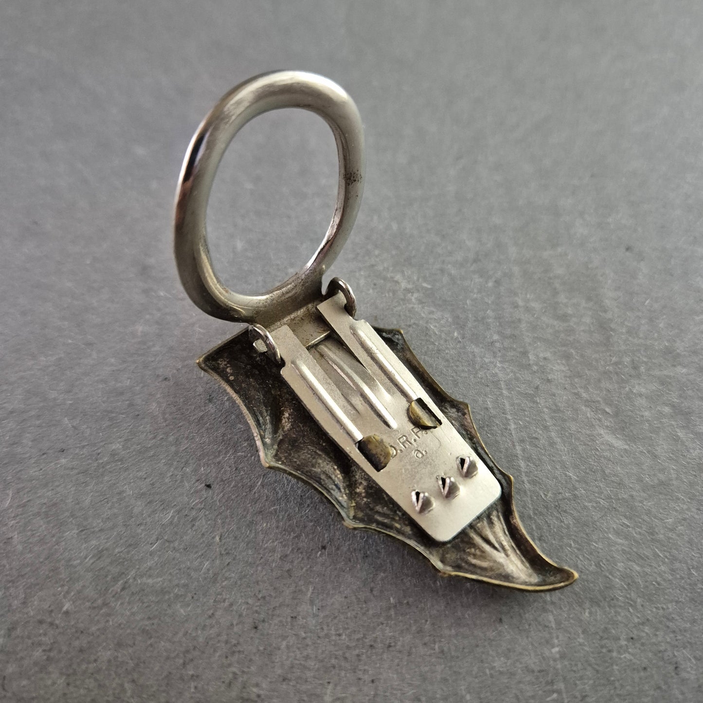 Antiker D.R.G.M. Taschenhalter – Blattförmiges Design in Messingoptik