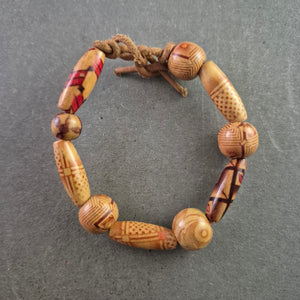 Ethno-Armband mit gravierten Holzperlen – Handgefertigter Look