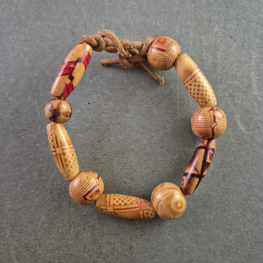 Ethno-Armband mit gravierten Holzperlen – Handgefertigter Look