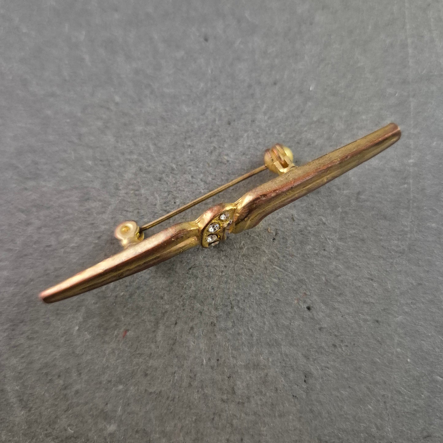 Schlichte Vintage-Brosche mit Strass – Goldfarbener Balkenstil