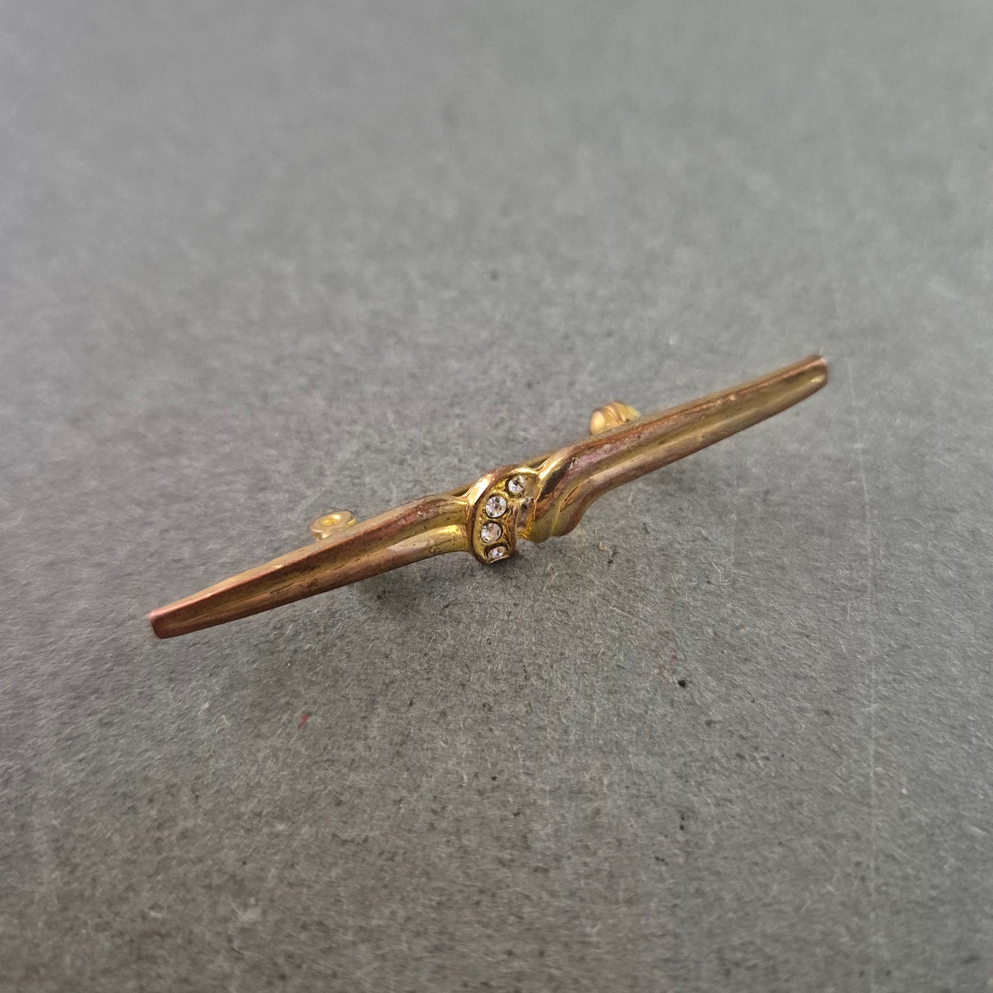 Schlichte Vintage-Brosche mit Strass – Goldfarbener Balkenstil