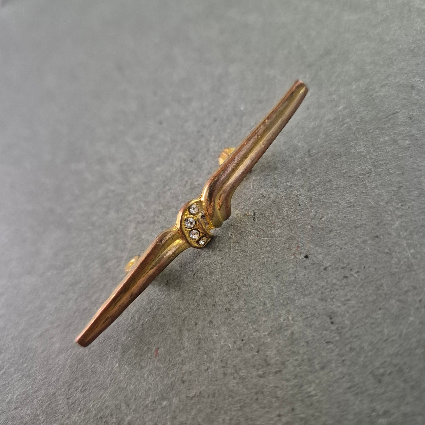 Schlichte Vintage-Brosche mit Strass – Goldfarbener Balkenstil