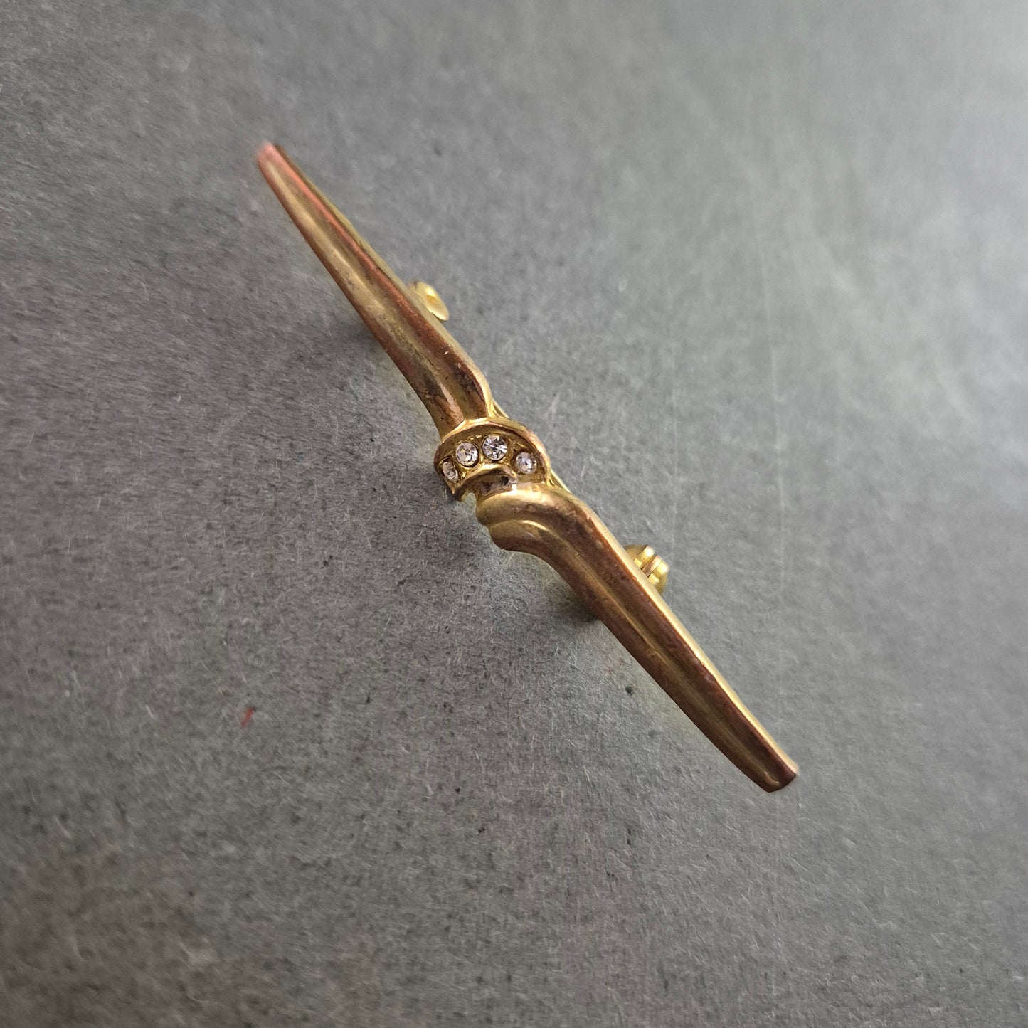 Schlichte Vintage-Brosche mit Strass – Goldfarbener Balkenstil