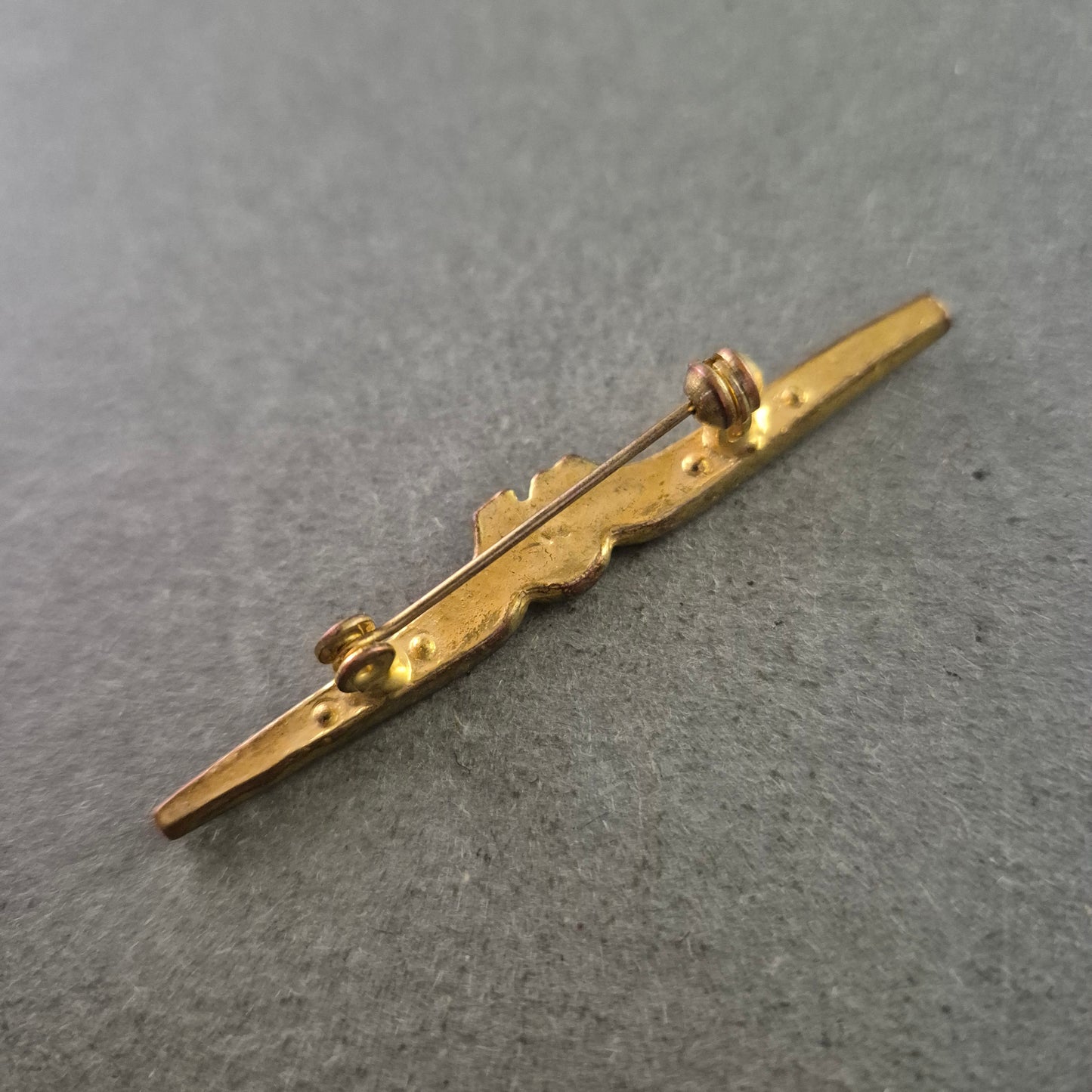 Schlichte Vintage-Brosche mit Strass – Goldfarbener Balkenstil