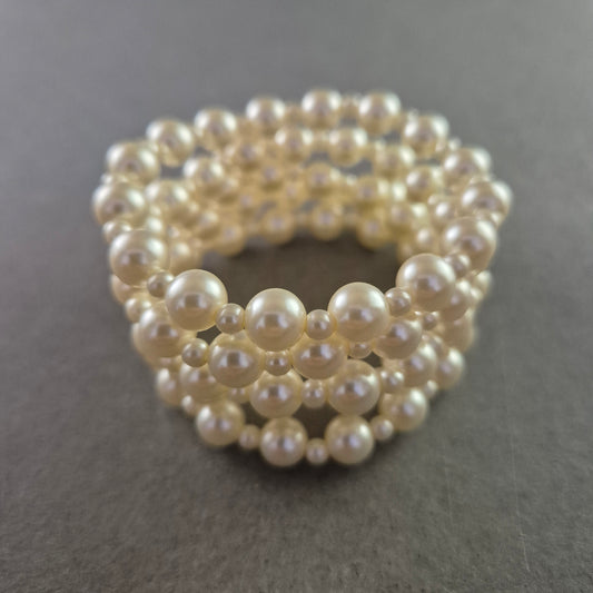 Elastisches Mehrreihiges Perlenarmband – Klassisch in Cremeweiß