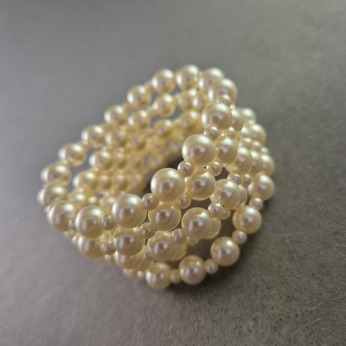 Elastisches Mehrreihiges Perlenarmband – Klassisch in Cremeweiß