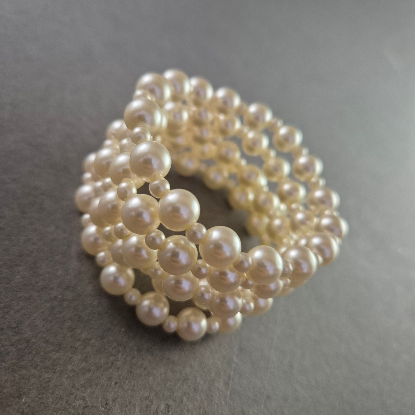 Elastisches Mehrreihiges Perlenarmband – Klassisch in Cremeweiß