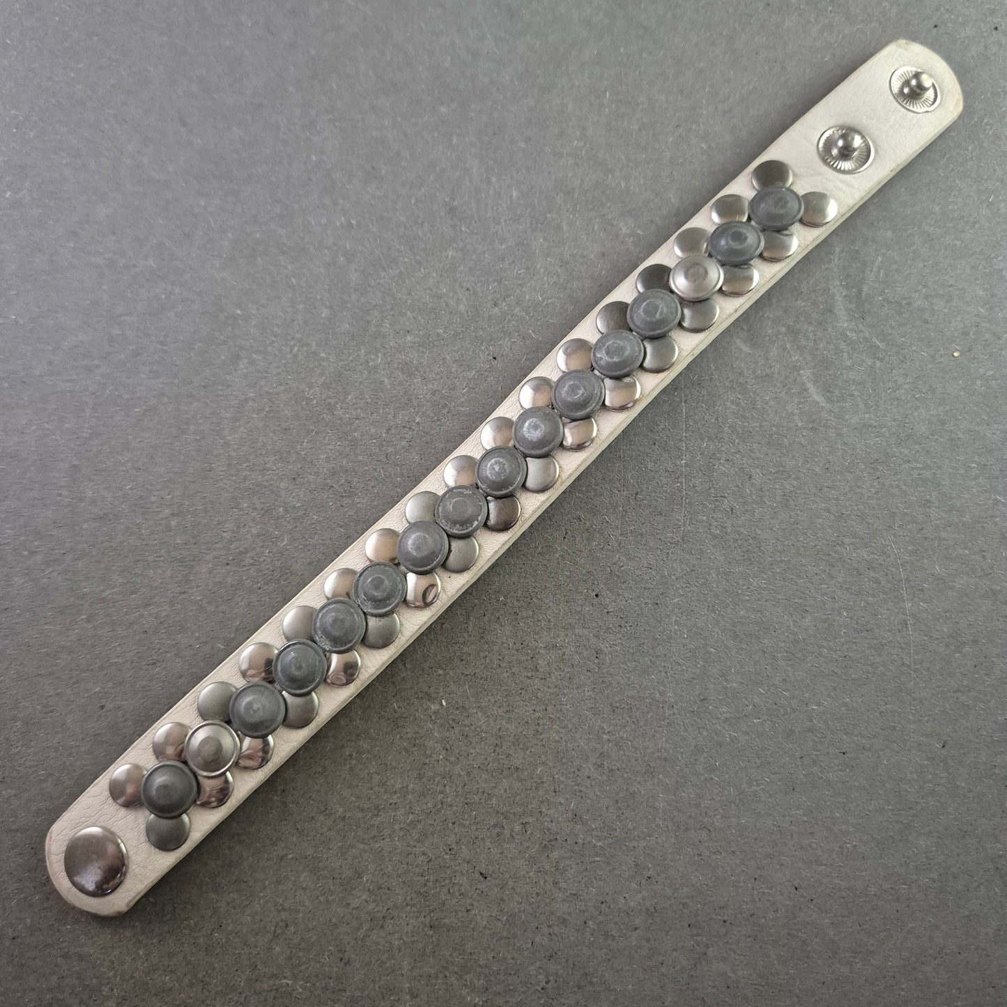 Rockiges Lederarmband mit Metallnieten – Verstellbar und robust