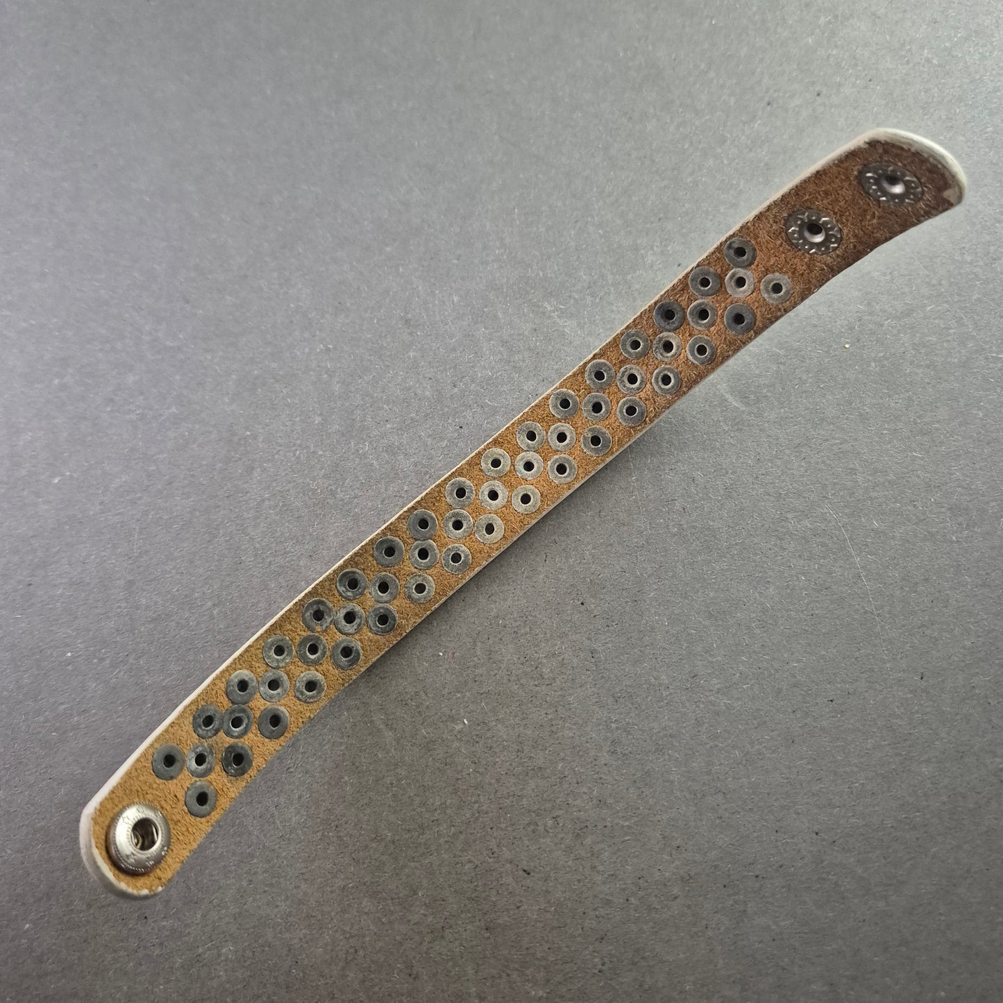 Rockiges Lederarmband mit Metallnieten – Verstellbar und robust