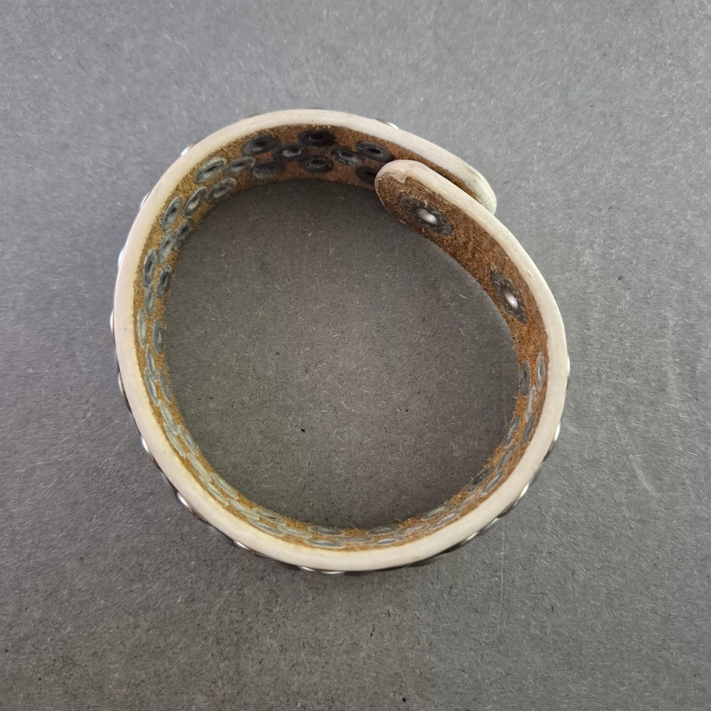 Rockiges Lederarmband mit Metallnieten – Verstellbar und robust