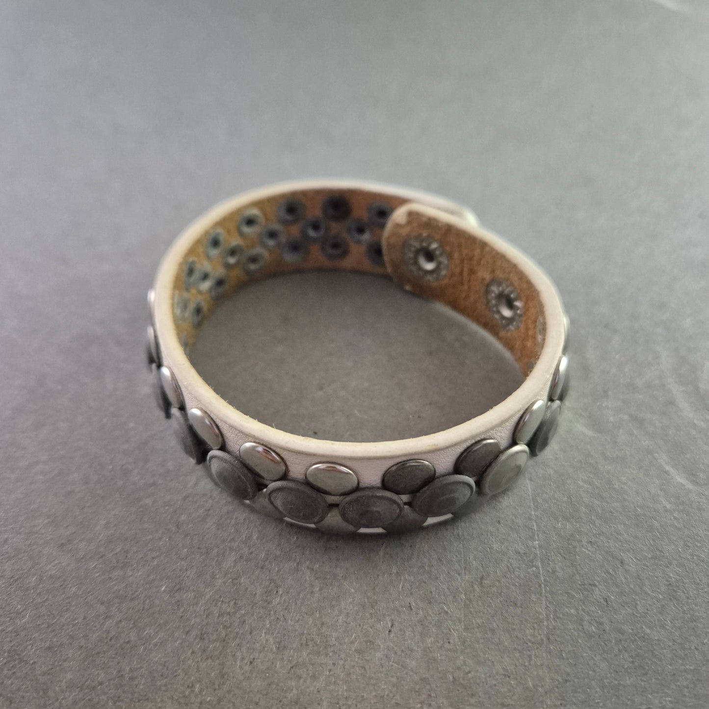 Rockiges Lederarmband mit Metallnieten – Verstellbar und robust