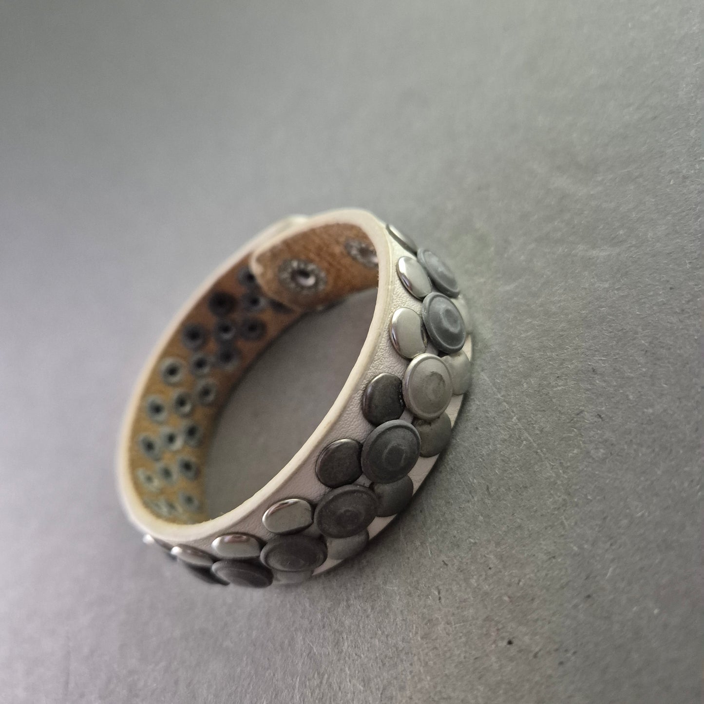 Rockiges Lederarmband mit Metallnieten – Verstellbar und robust