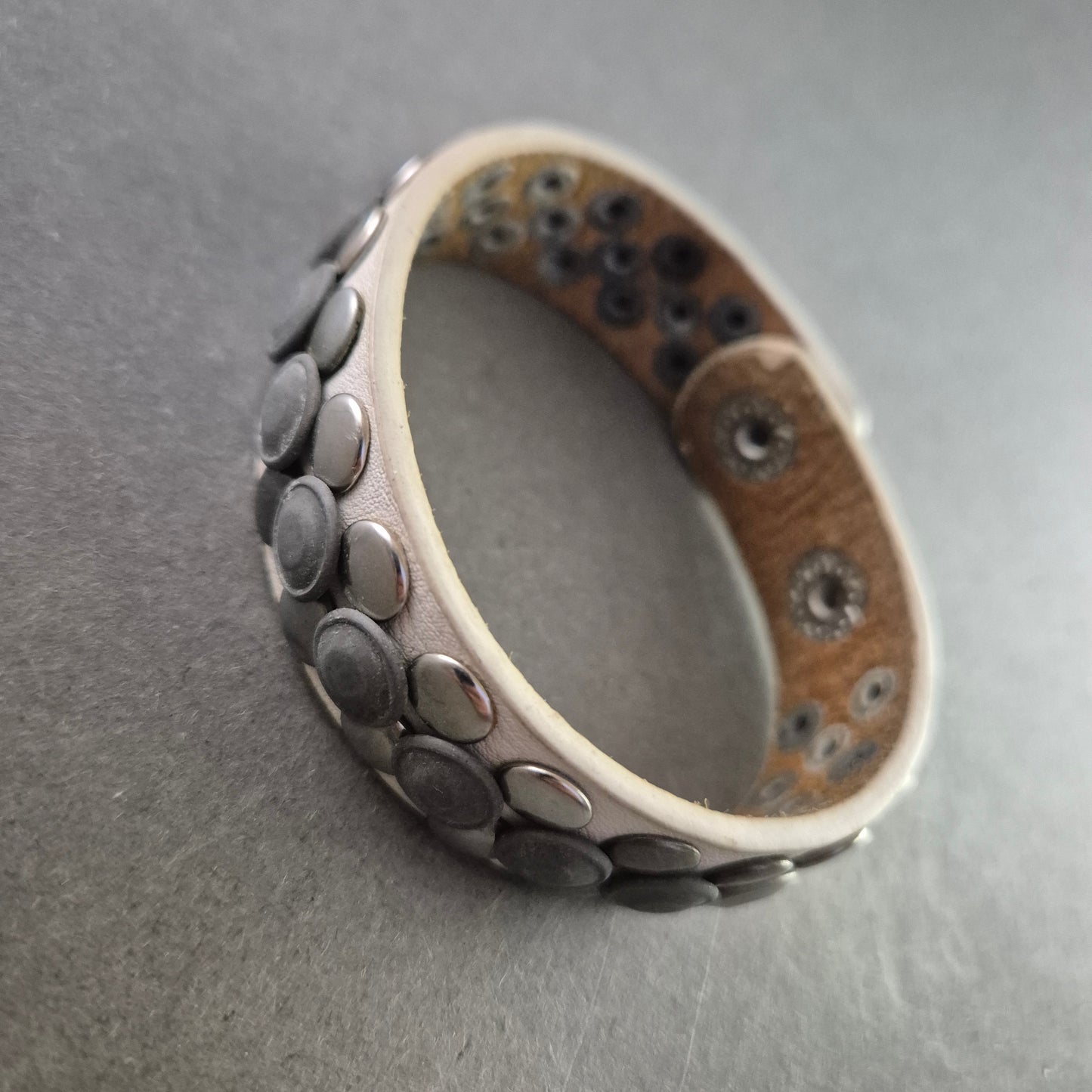 Rockiges Lederarmband mit Metallnieten – Verstellbar und robust