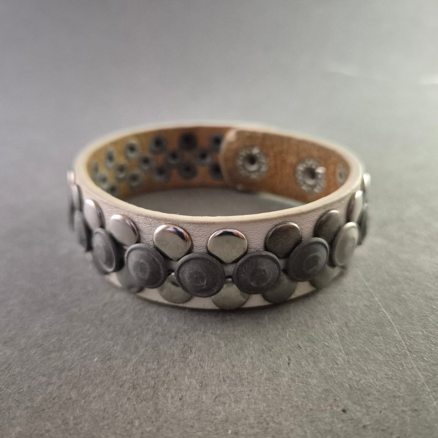 Rockiges Lederarmband mit Metallnieten – Verstellbar und robust