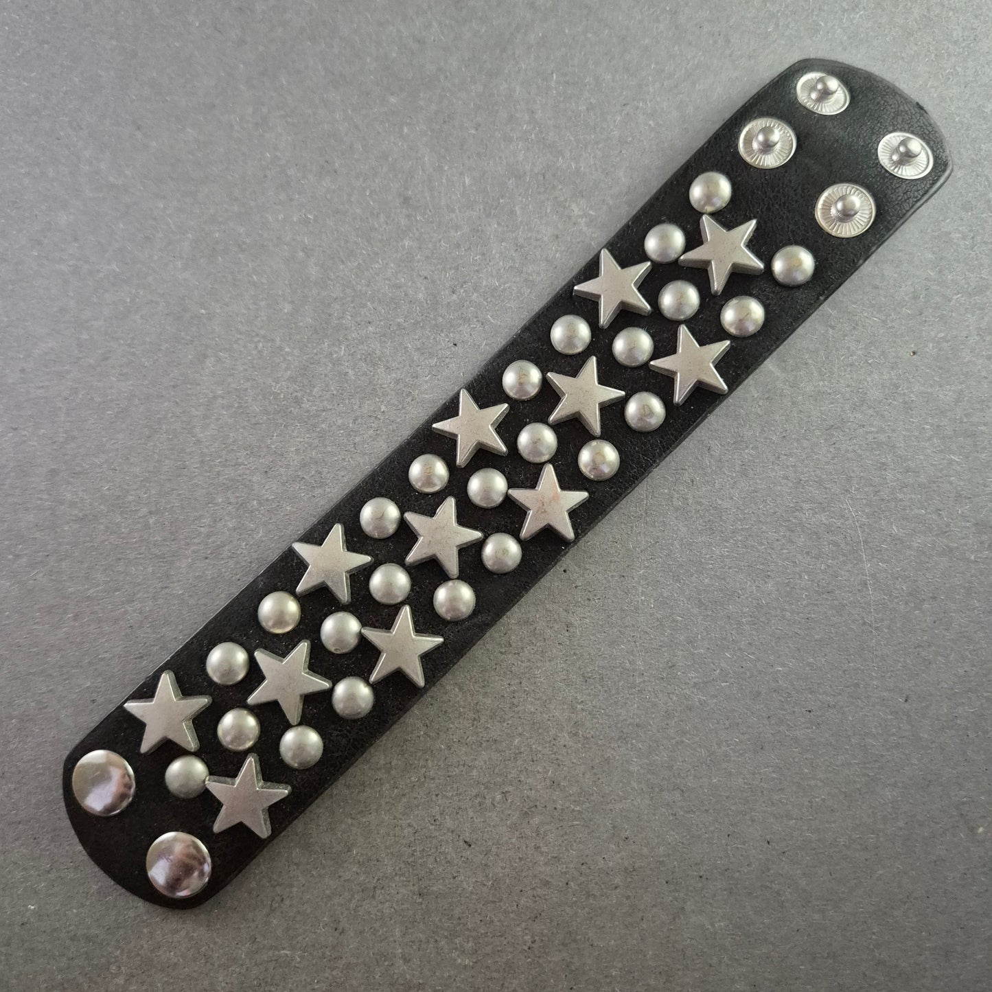 Breites Punk-Armband mit Sternnieten – Verstellbar und auffällig