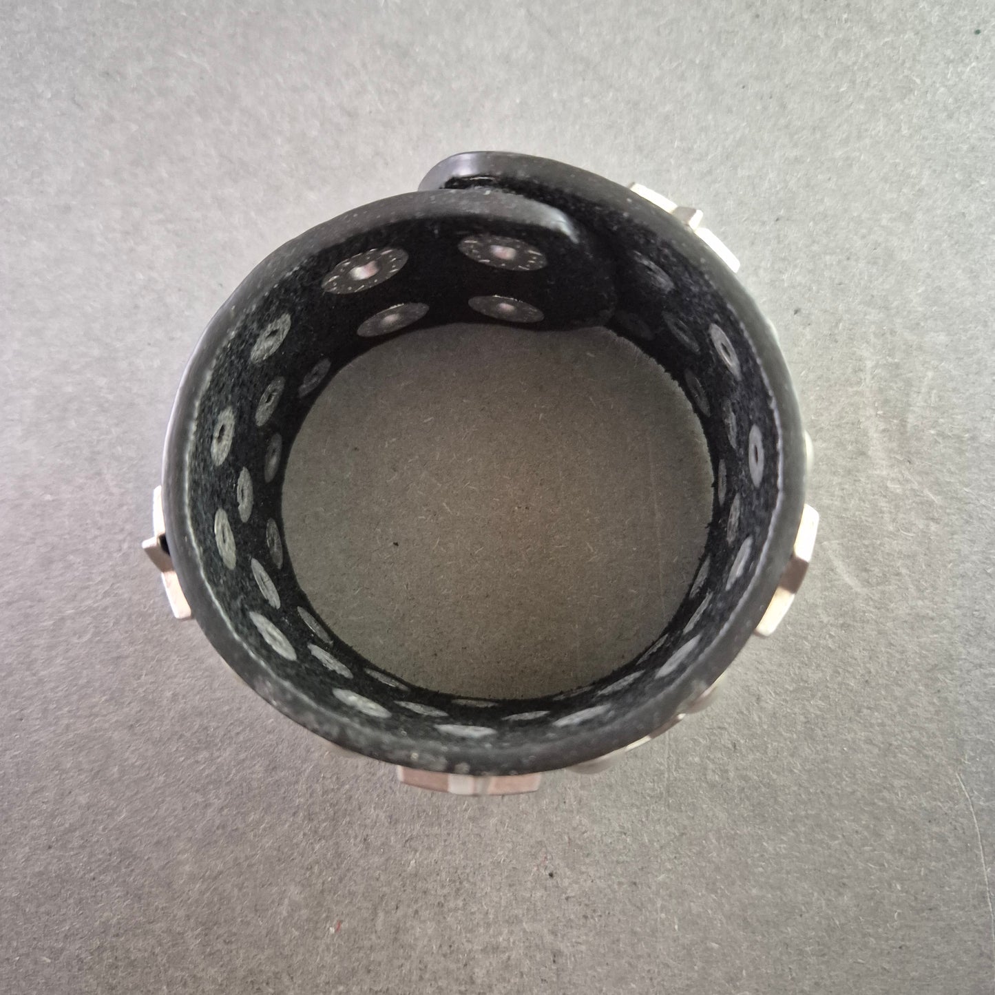 Breites Punk-Armband mit Sternnieten – Verstellbar und auffällig