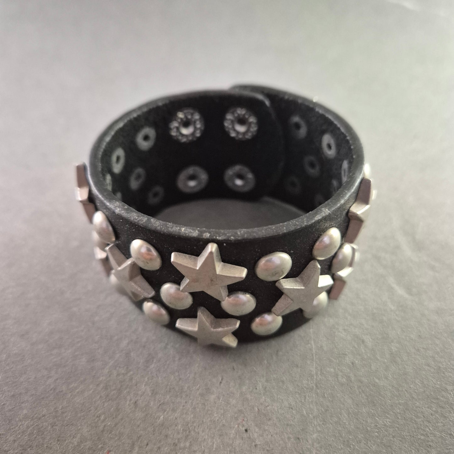 Breites Punk-Armband mit Sternnieten – Verstellbar und auffällig