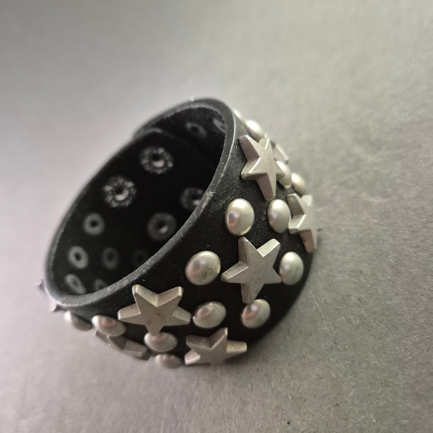 Breites Punk-Armband mit Sternnieten – Verstellbar und auffällig