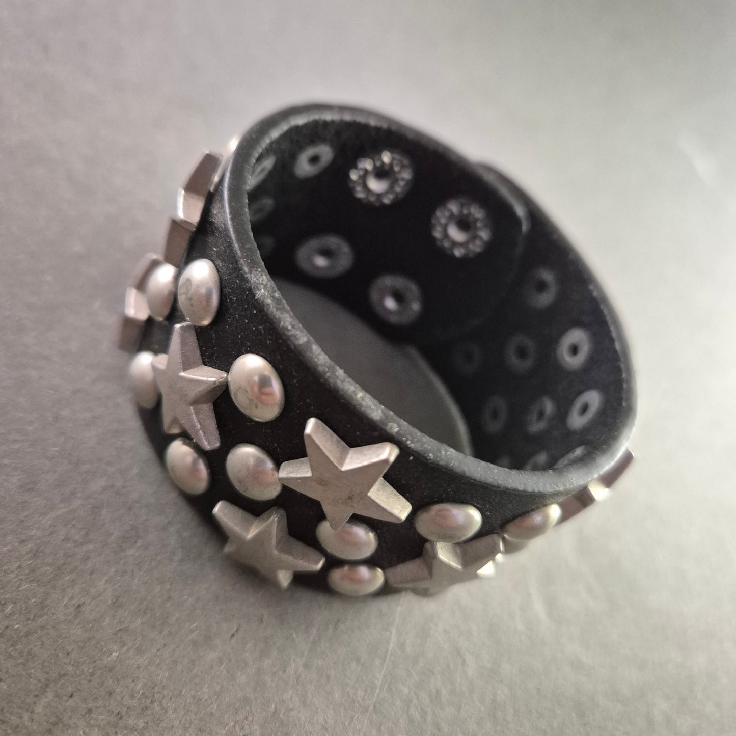 Breites Punk-Armband mit Sternnieten – Verstellbar und auffällig