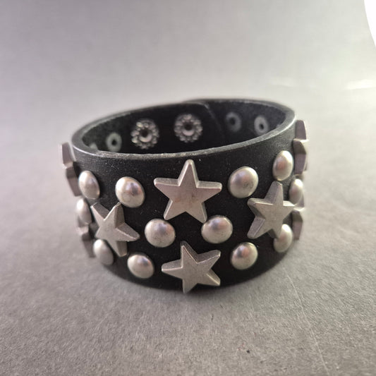 Breites Punk-Armband mit Sternnieten – Verstellbar und auffällig