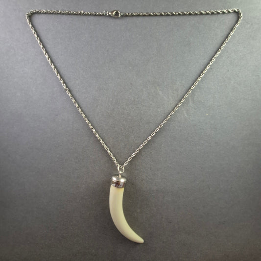 Halskette mit Hornanhänger – Tribal-Style für Individualisten