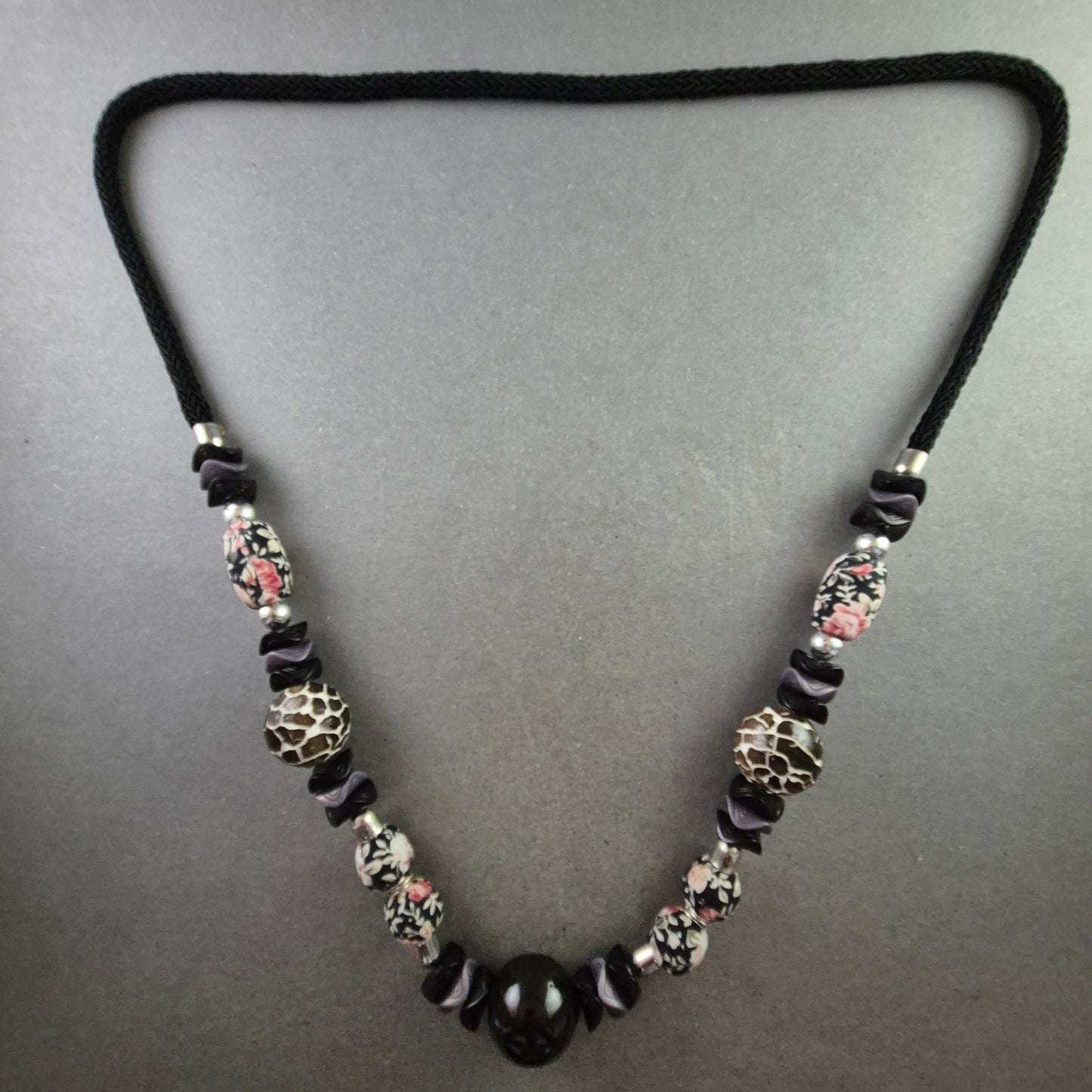 Handgefertigte Statement-Kette mit floralen und animalischen Perlen