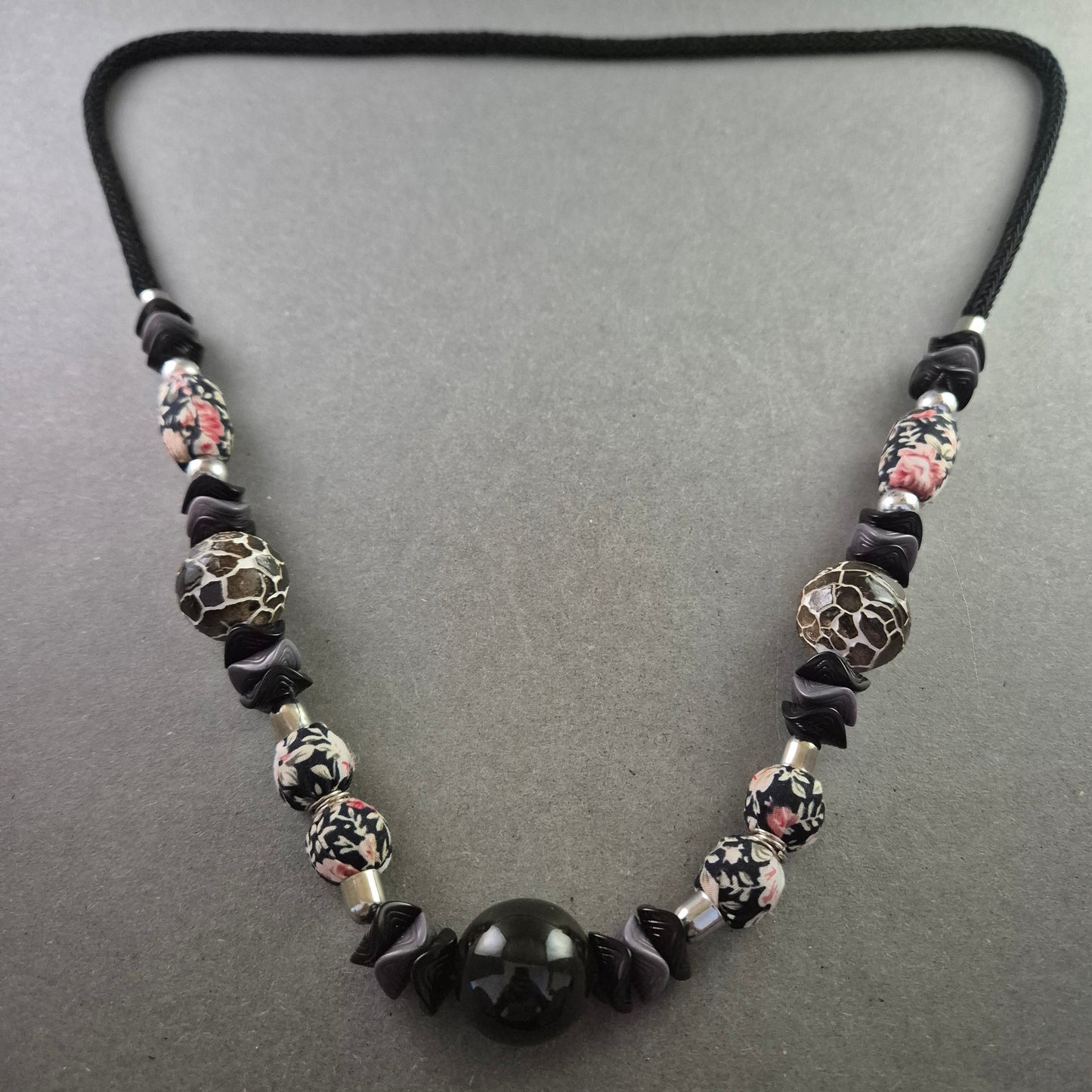 Handgefertigte Statement-Kette mit floralen und animalischen Perlen