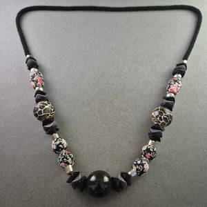 Handgefertigte Statement-Kette mit floralen und animalischen Perlen