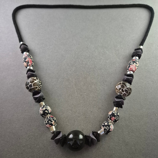 Handgefertigte Statement-Kette mit floralen und animalischen Perlen