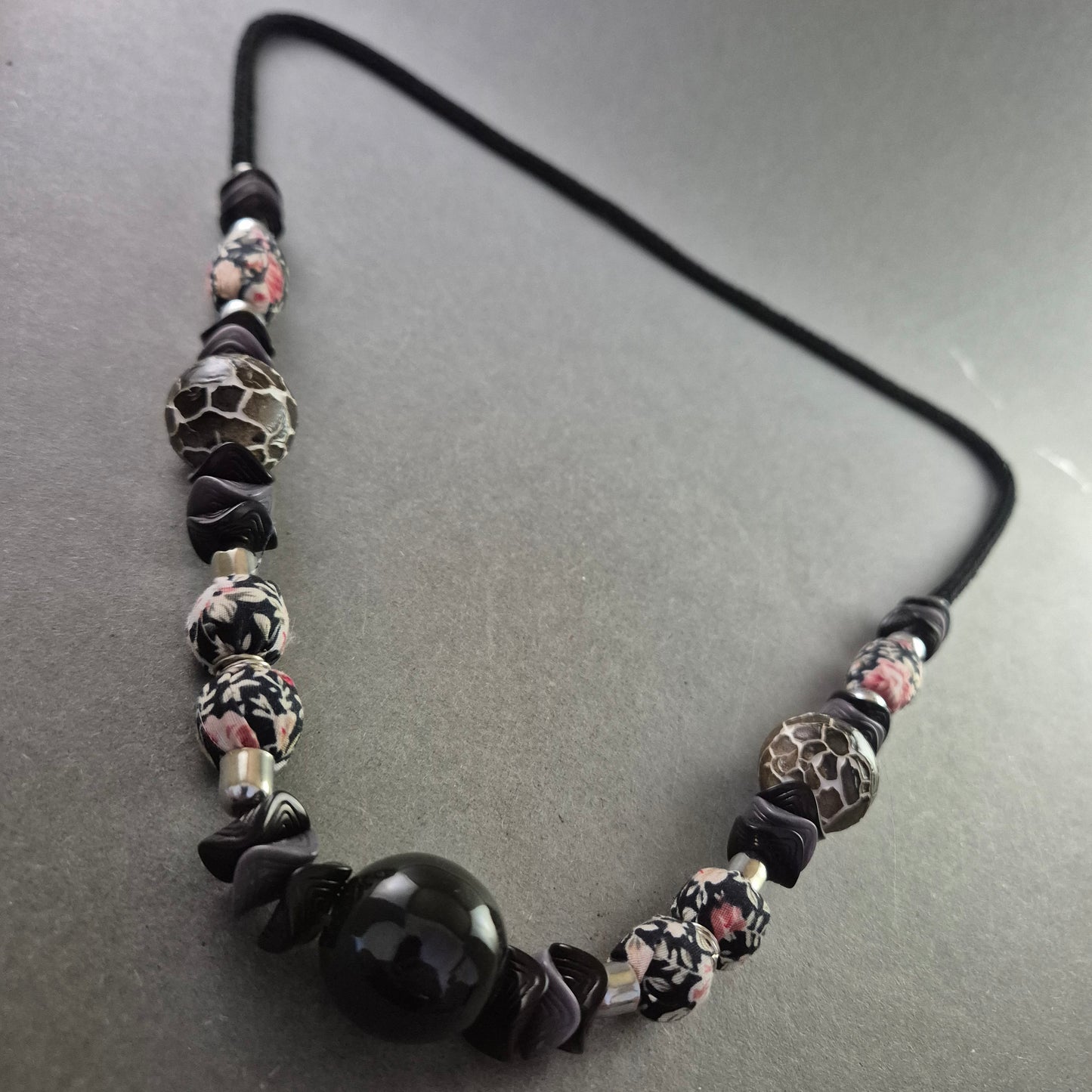 Handgefertigte Statement-Kette mit floralen und animalischen Perlen