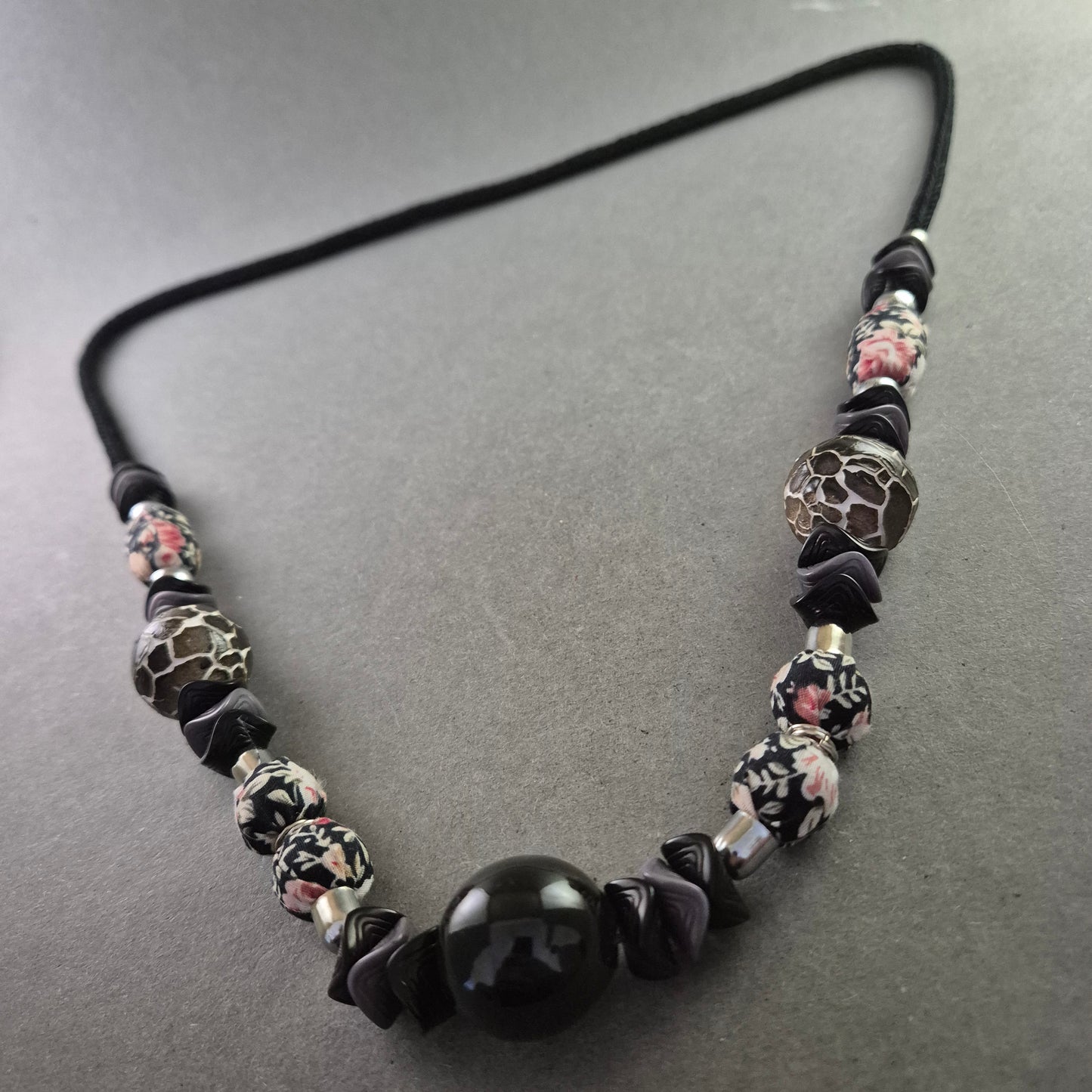 Handgefertigte Statement-Kette mit floralen und animalischen Perlen