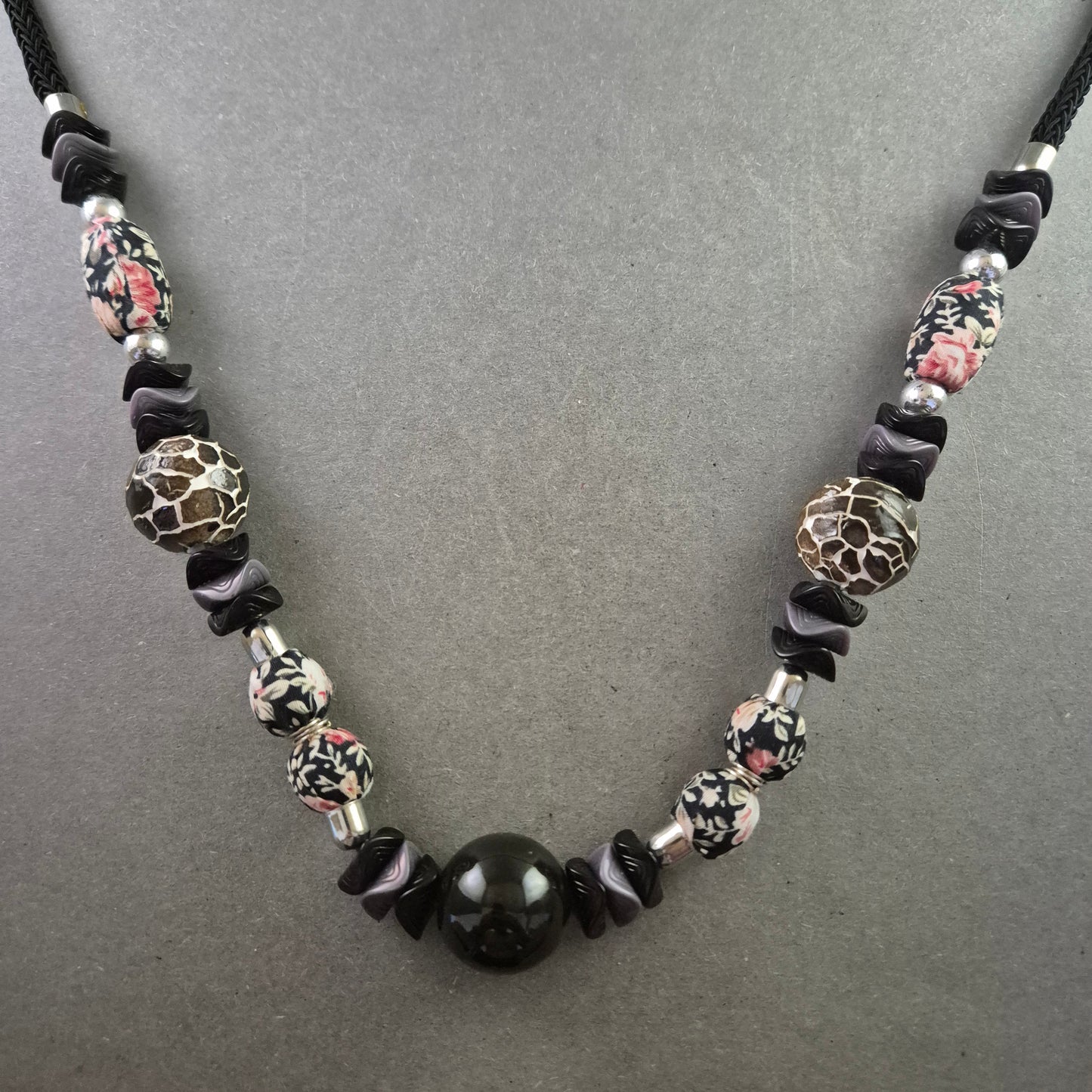 Handgefertigte Statement-Kette mit floralen und animalischen Perlen