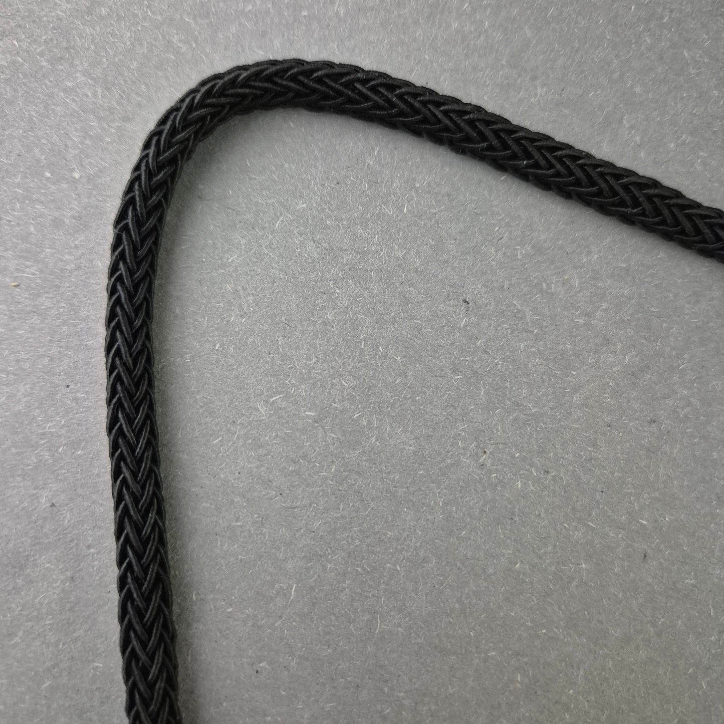 Handgefertigte Statement-Kette mit floralen und animalischen Perlen