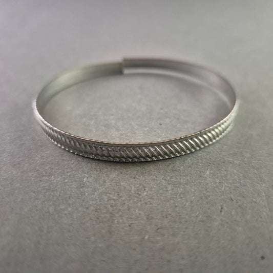 Schlichter Vintage Armreif aus Metall mit feiner Prägung