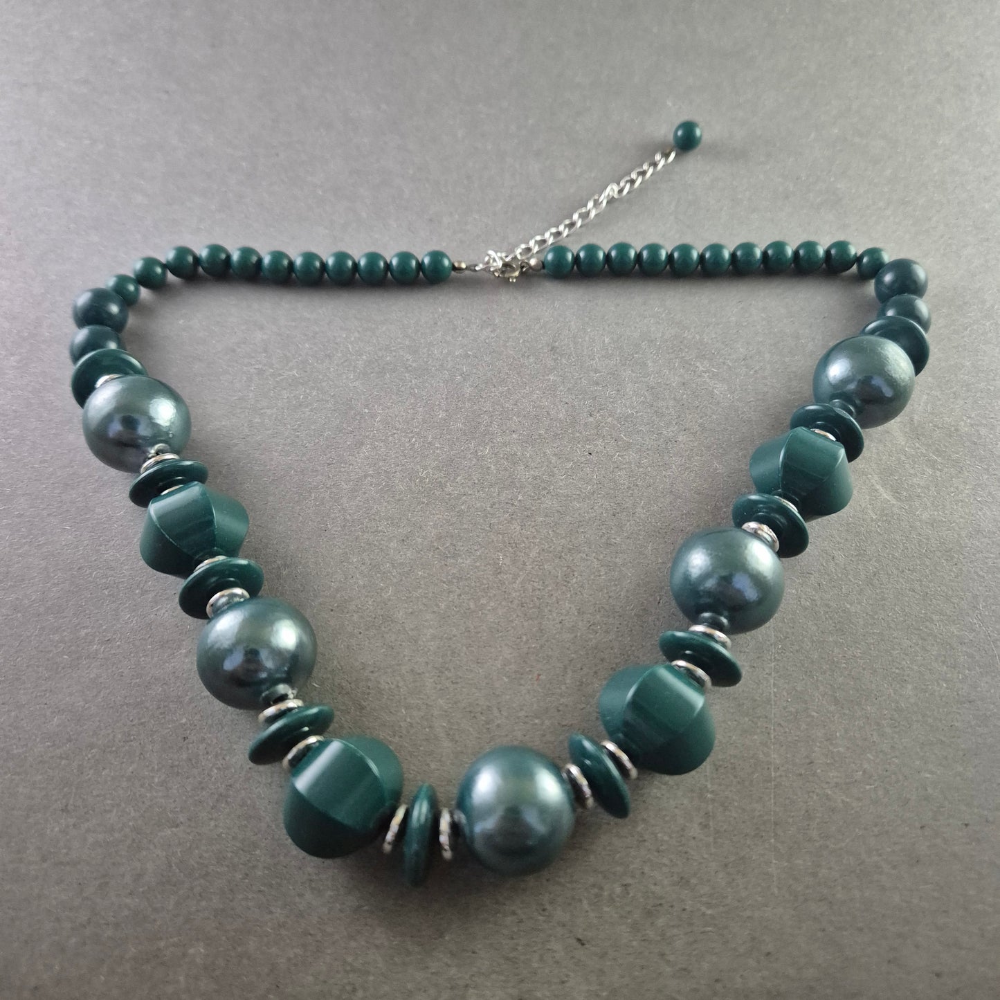 Grüne Vintage-Perlenkette mit geometrischen Akzenten