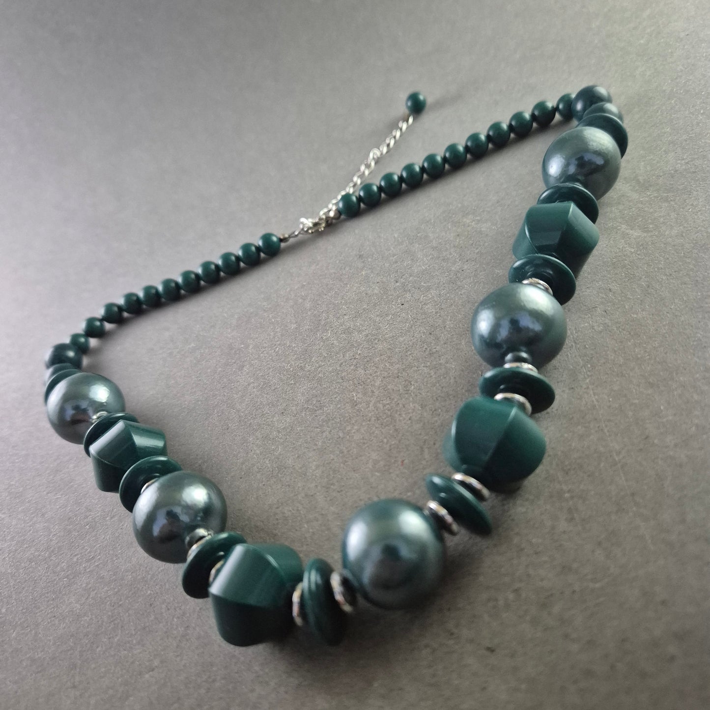 Grüne Vintage-Perlenkette mit geometrischen Akzenten