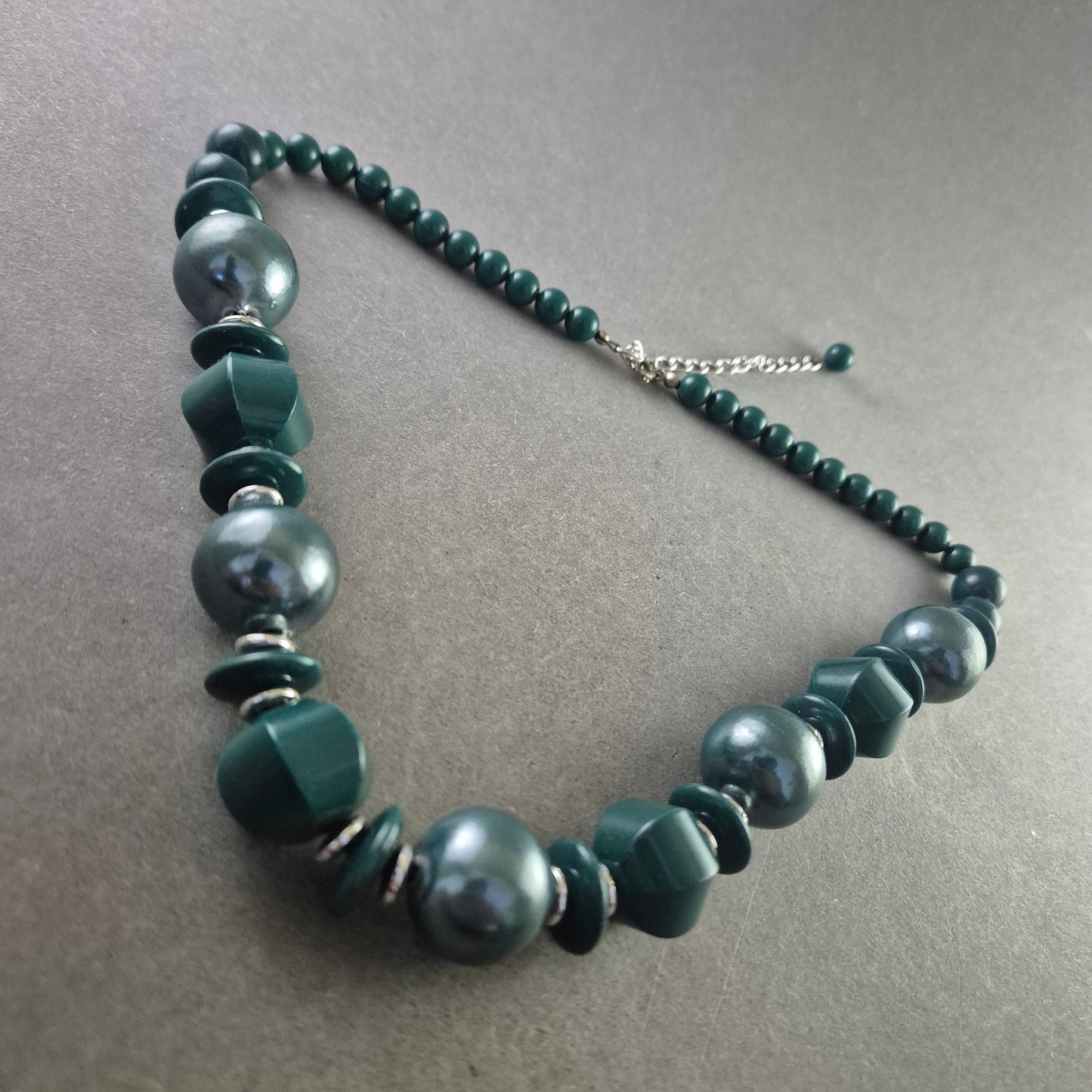 Grüne Vintage-Perlenkette mit geometrischen Akzenten