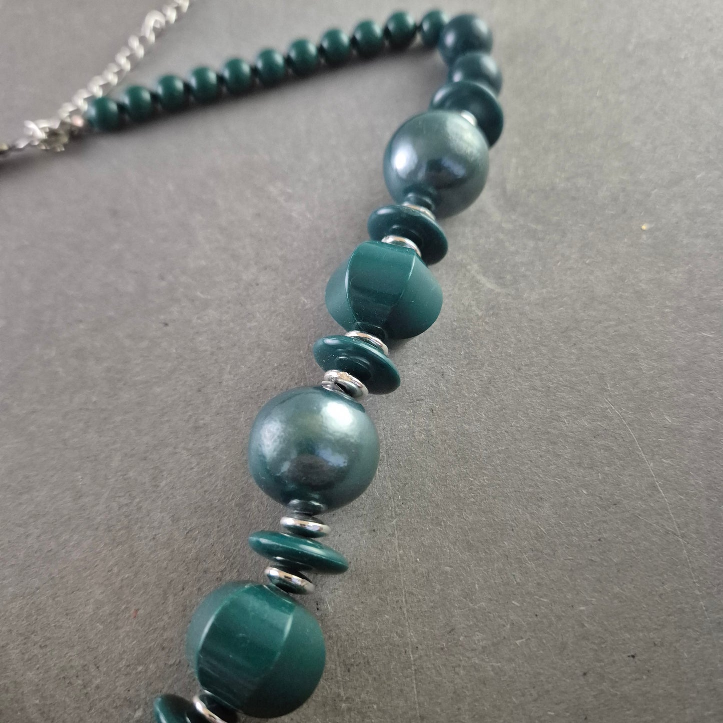 Grüne Vintage-Perlenkette mit geometrischen Akzenten