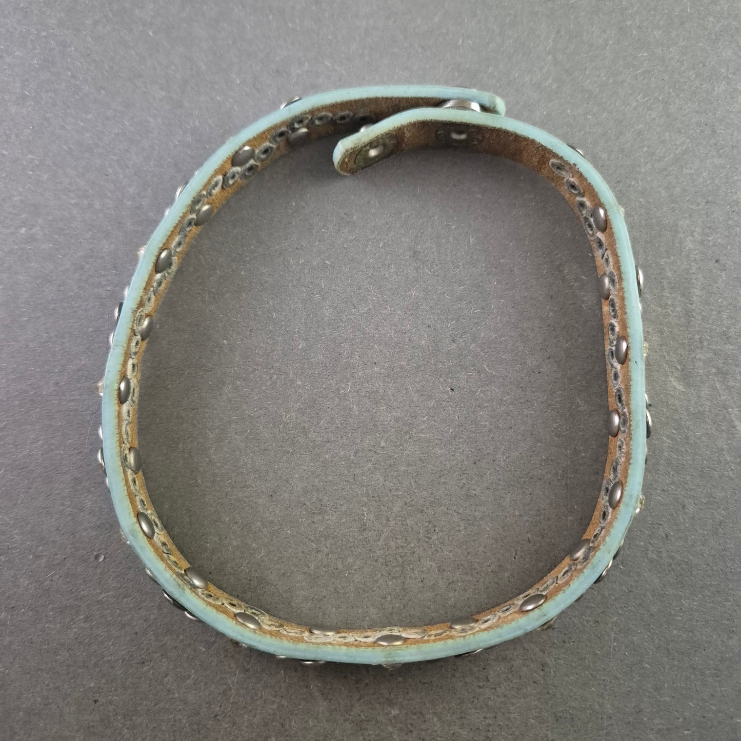 Mintgrünes Lederarmband mit Nieten und Glitzersteinen