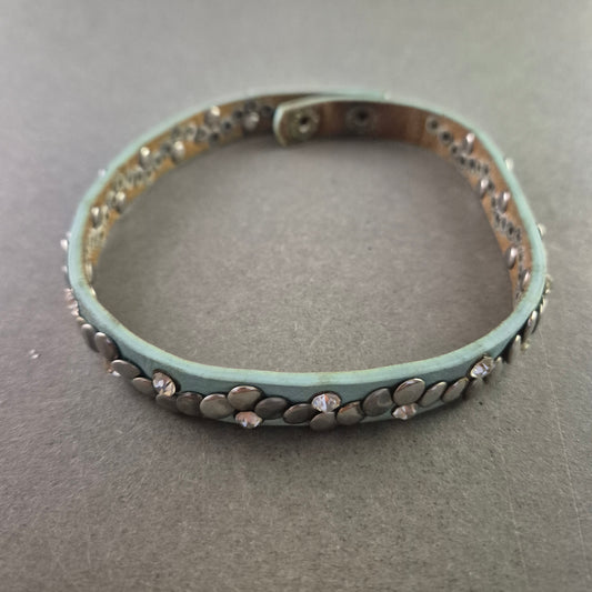 Mintgrünes Lederarmband mit Nieten und Glitzersteinen