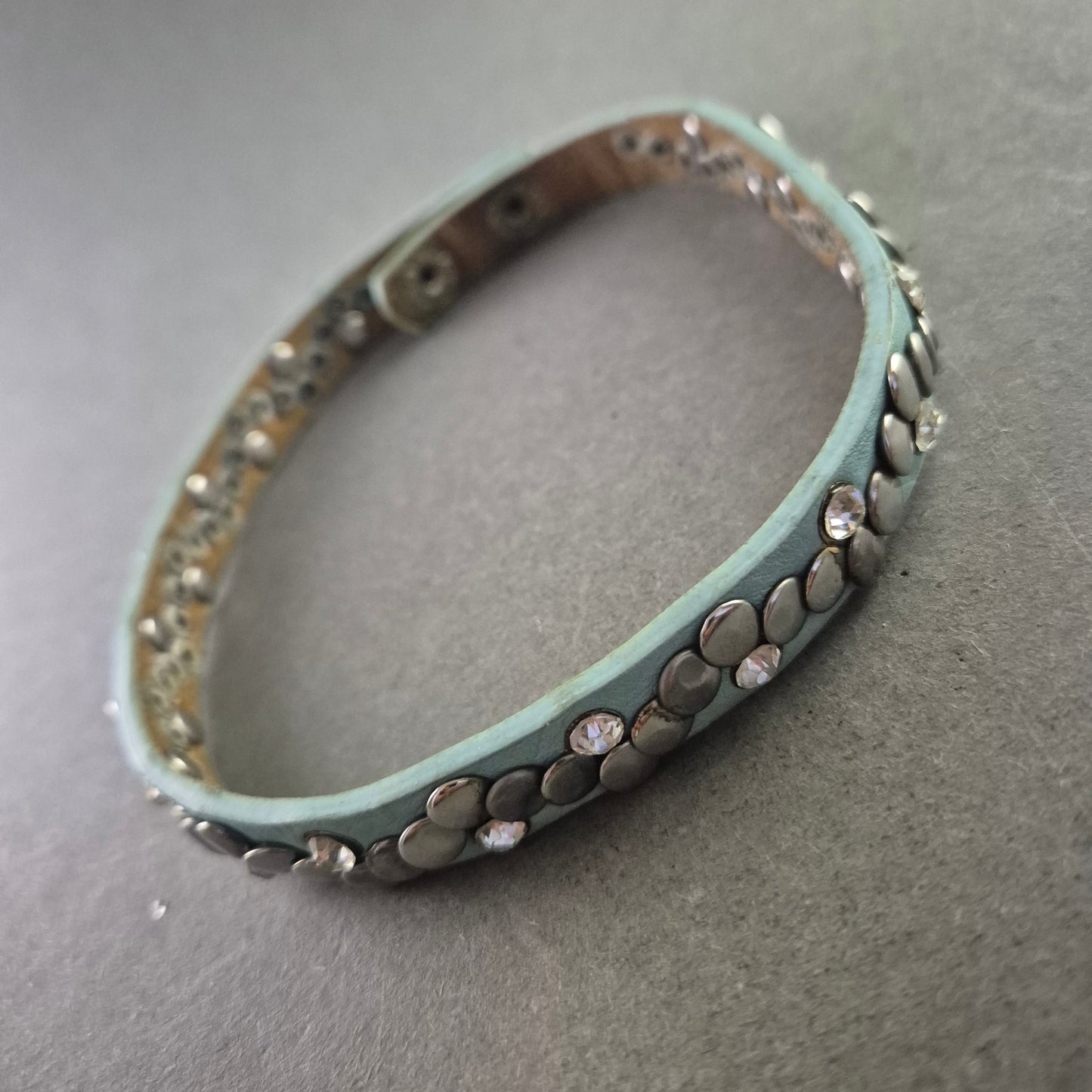 Mintgrünes Lederarmband mit Nieten und Glitzersteinen