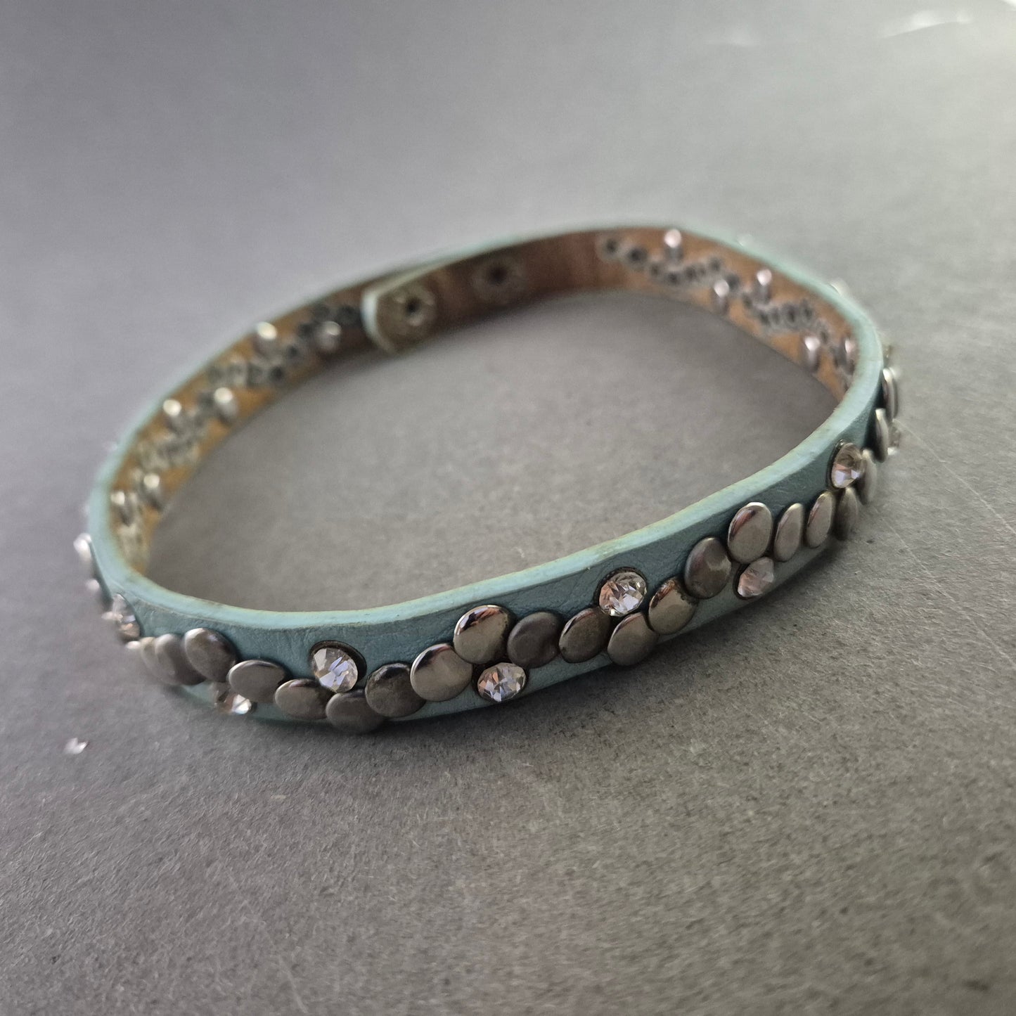 Mintgrünes Lederarmband mit Nieten und Glitzersteinen