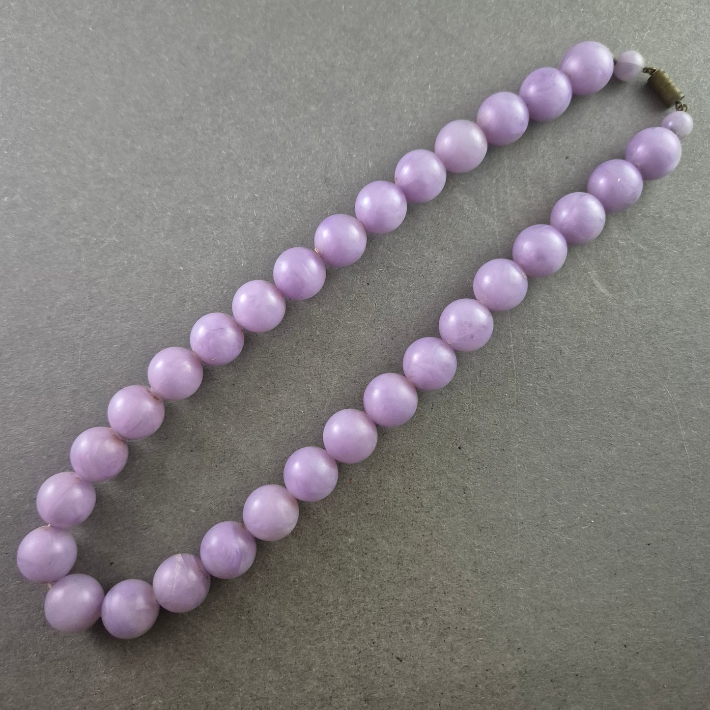 Vintage Perlenkette in zartem Flieder mit Schraubverschluss