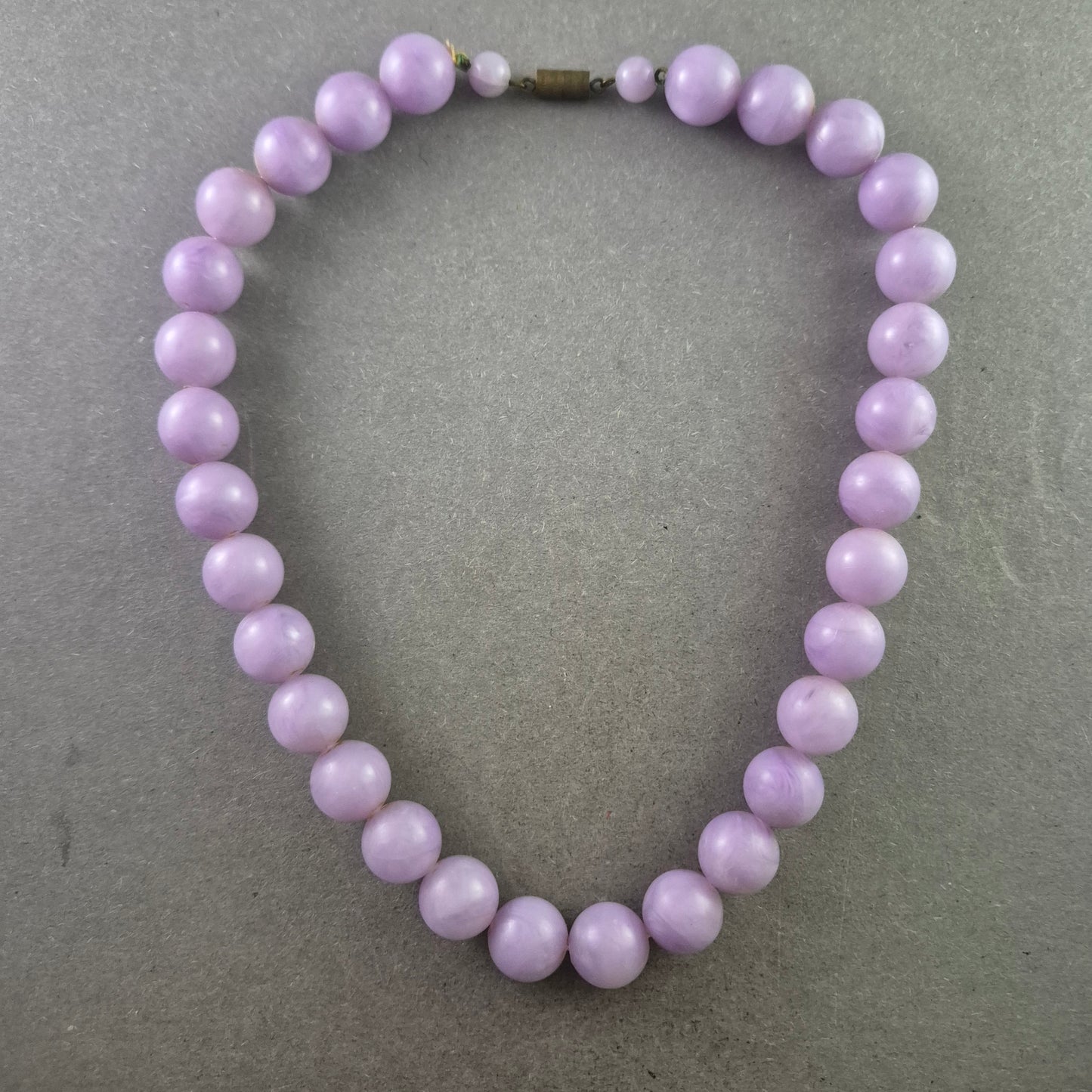 Vintage Perlenkette in zartem Flieder mit Schraubverschluss