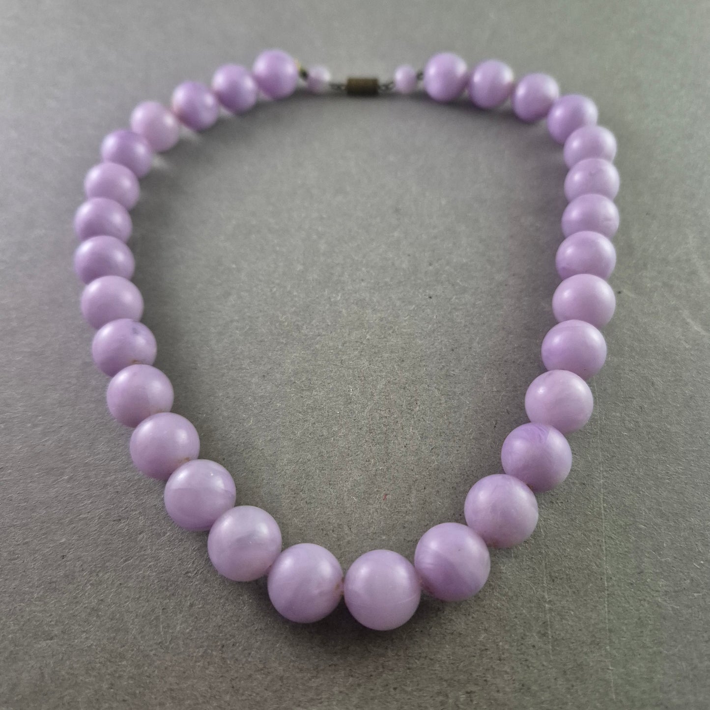 Vintage Perlenkette in zartem Flieder mit Schraubverschluss