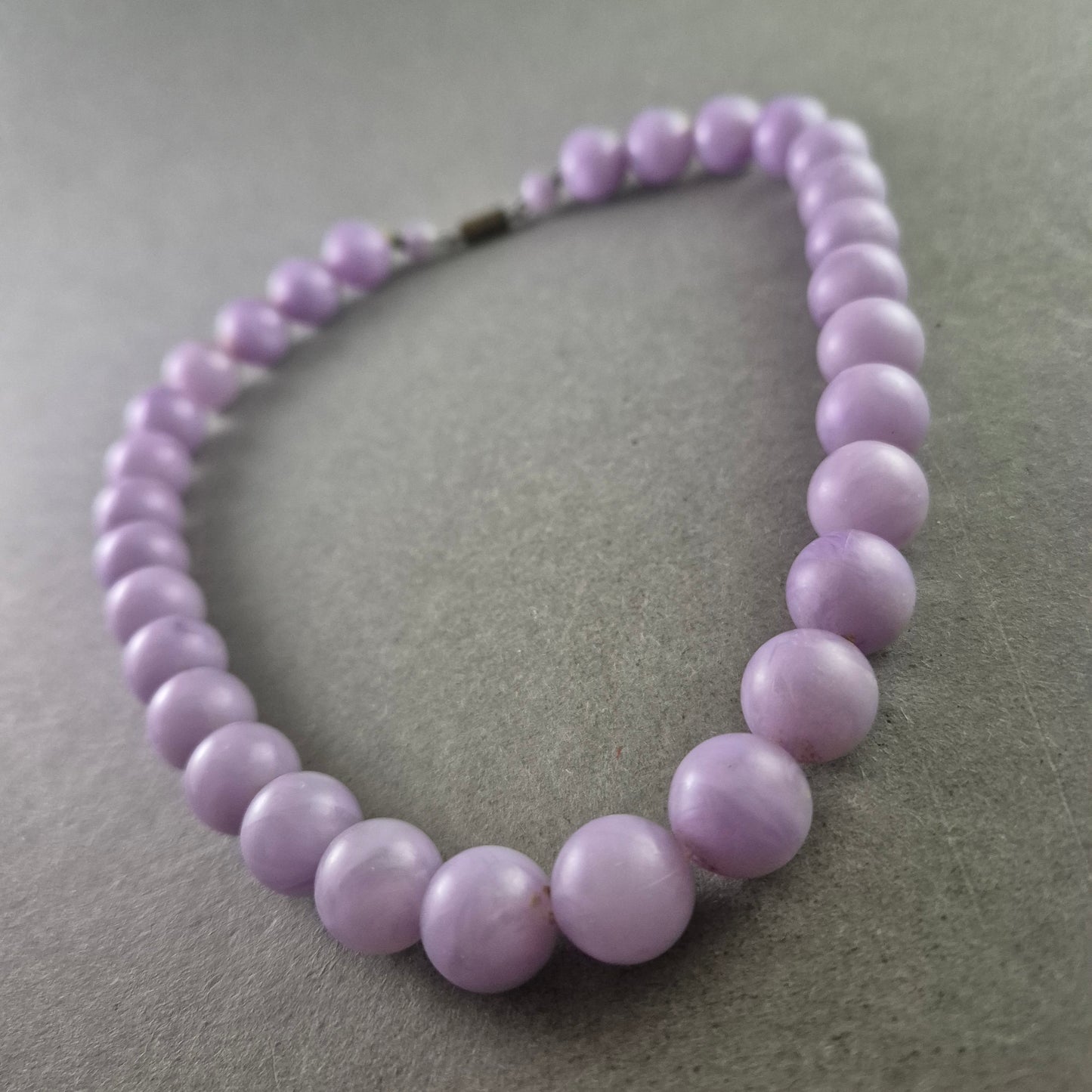 Vintage Perlenkette in zartem Flieder mit Schraubverschluss