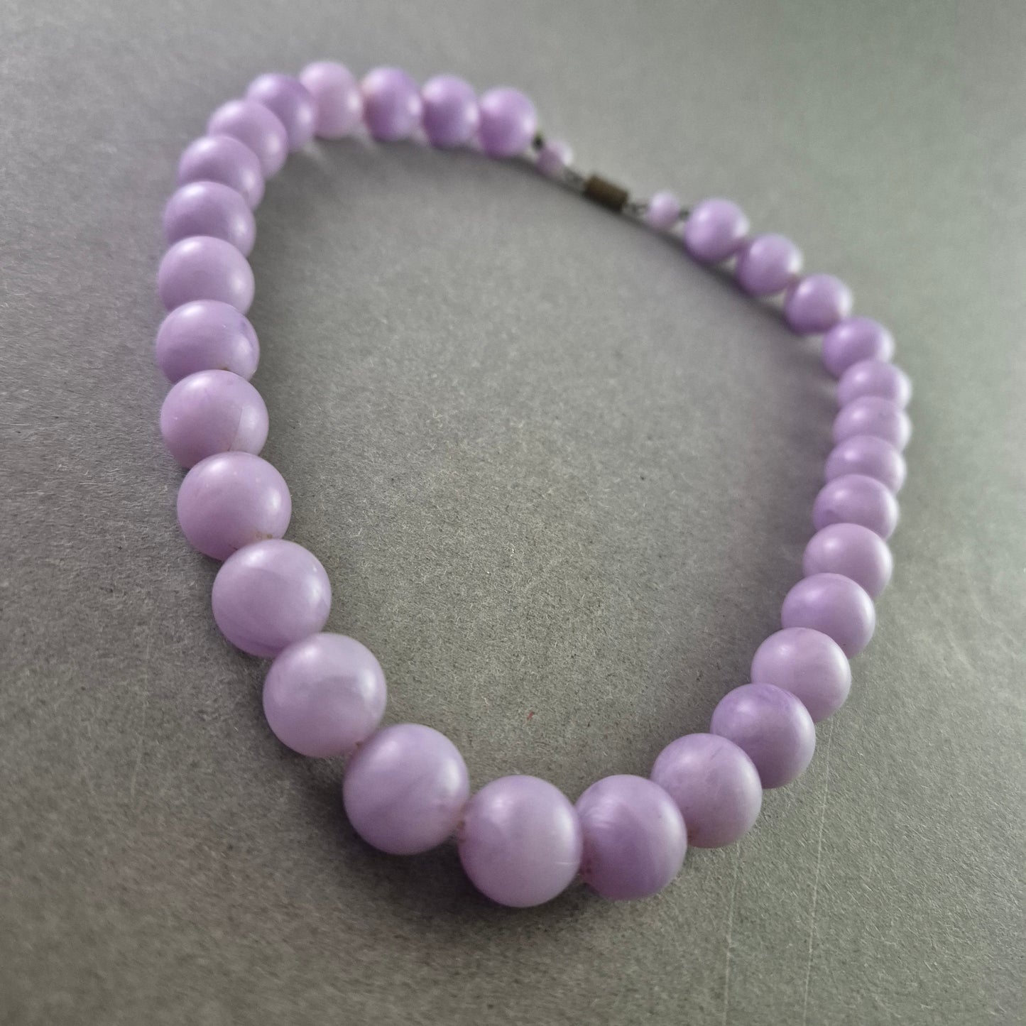 Vintage Perlenkette in zartem Flieder mit Schraubverschluss