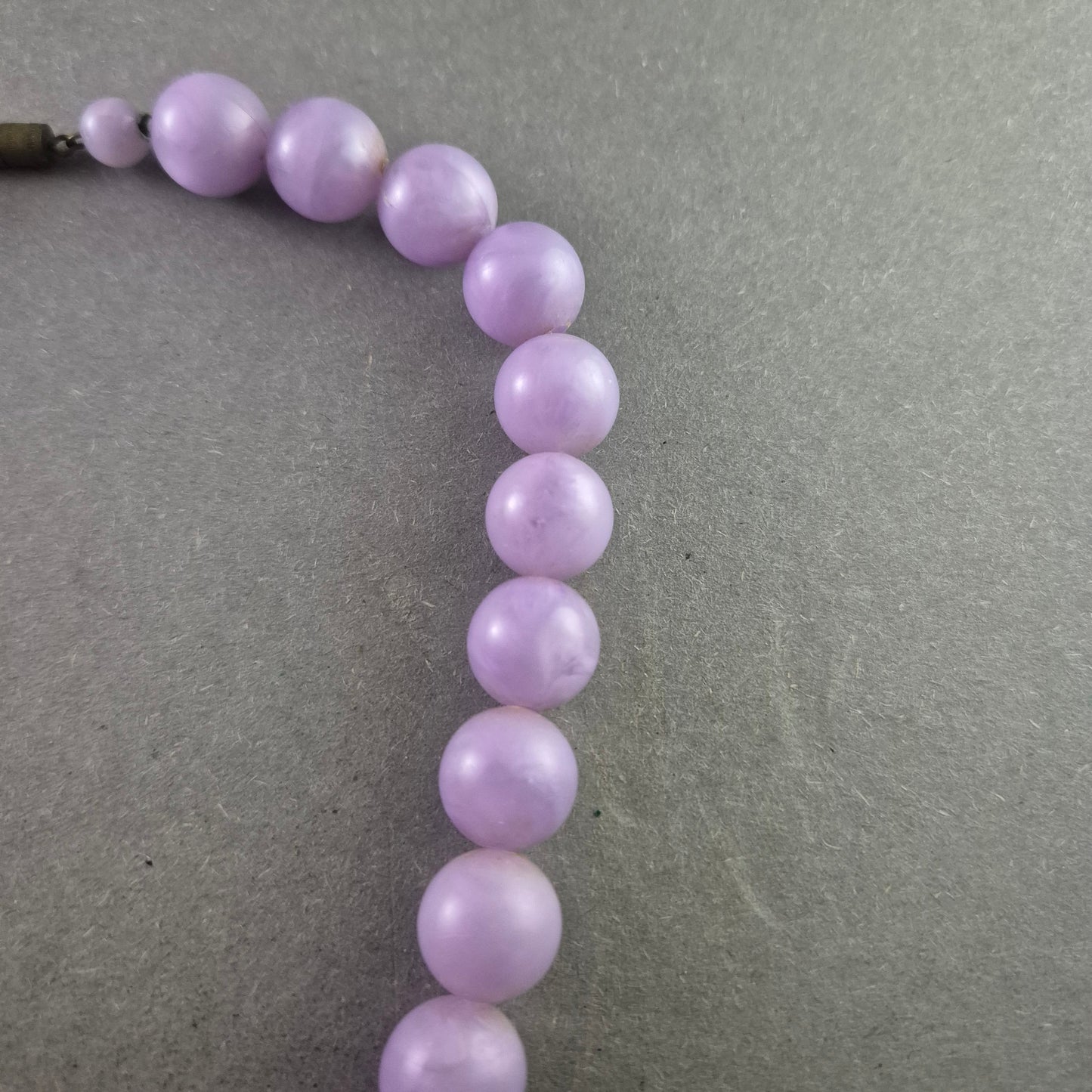 Vintage Perlenkette in zartem Flieder mit Schraubverschluss