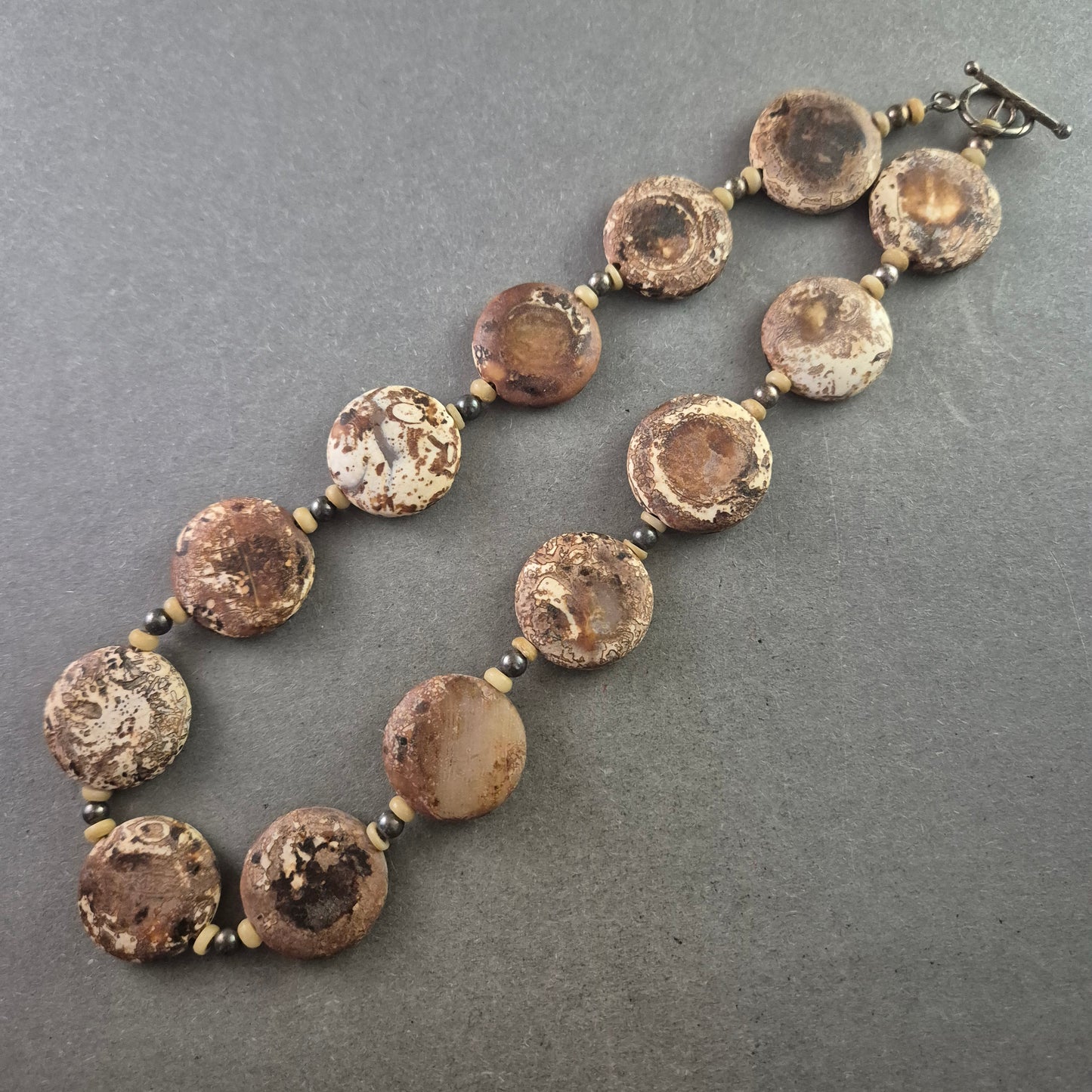 Natürliche Statement-Kette mit flachen Scheibenperlen in Erdtönen